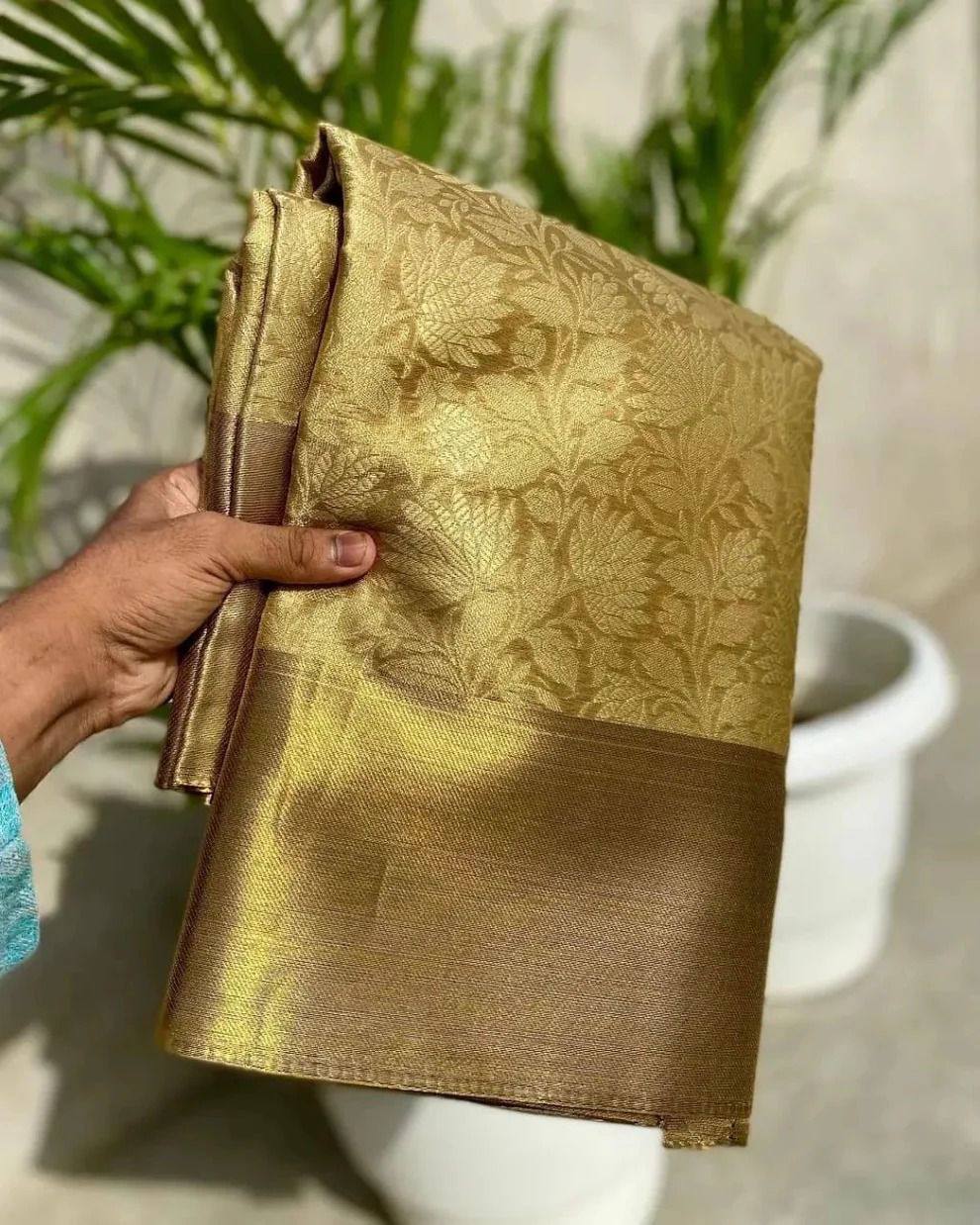 Sunehri Banarasi Silk Saree – Rich Zari Weaving & Traditional Elegance